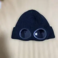 サングラス付き黒ニット帽