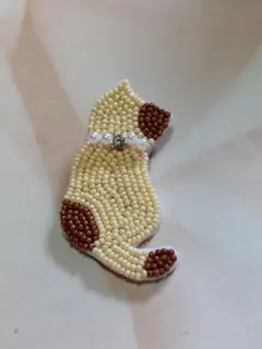 後ろ姿の三毛ネコ　ビーズ刺繍ブローチ　ハンドメイド