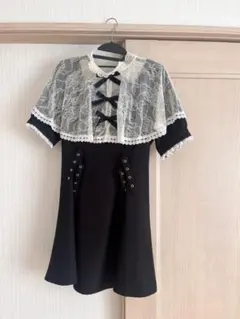 【ROJITA】レースケープ付き黒ミニワンピース