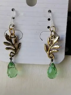 ハンドメイドピアス　[No.97]　ゴールド　ライトグリーン