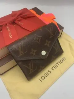 ルイヴィトン モノグラム ポルトフォイユ ヴィクトリーヌフューシャ 三つ折り財布
