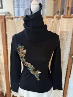 【ATSURO TAYAMA】黒の花柄刺繍タートルネックニット