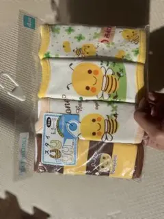 スタイ 4枚セット　よだれかけ　新品　西松屋　はち