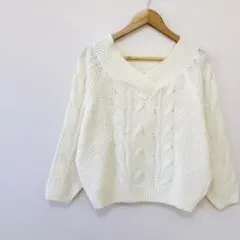 【セシルマクビー】ケーブル編みVネックニット　セーター　M　オフホワイト白系