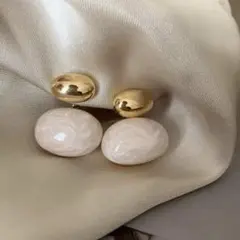 NO.15 ゴールドとホワイトのスタッドピアス