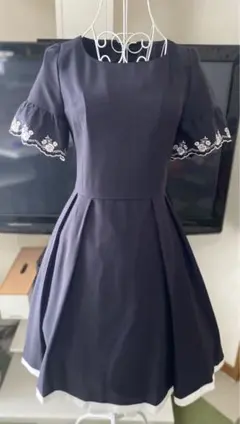 未使用品近いLAISSE PASSE袖刺繍バイカラーワンピースブラックのサムネイル