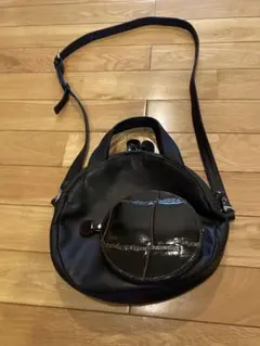 本革黒の丸型ポケット付きショルダーバッグ