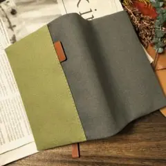 【文庫本サイズ】ブックカバー　帆布　カーキ×モスグレー(タグ　ブラウン革)