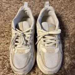 PUMA ベージュ スニーカー