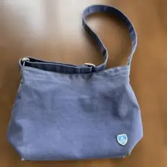 青色ショルダーバッグ刺繍ロゴ付き