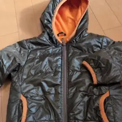 フード付きダウンコート 黒とオレンジ