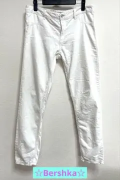 Bershka ホワイト スリムフィット デニムパンツ