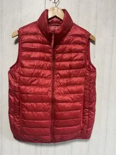 美品ユニクロウルトラライト赤のダウンベストM①