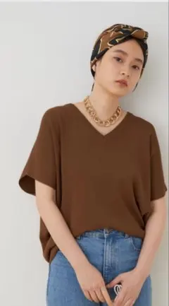 アダムエロペ　ブラウン Vネック トップスのサムネイル