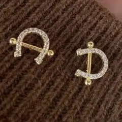 ホースシュー型ゴールドピアス　可愛い　お洒落　個性的　カジュアル　新品　馬