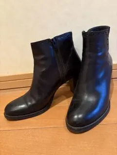 VERO CUOIO黒レザーショートブーツ ジッパー付き ヒール8cm