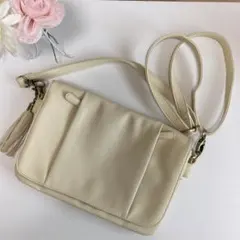 レディース　ショルダーバック　おしゃれ　カバン　アイボリー