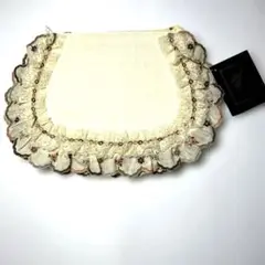 フリル付きクリーム色ポーチ