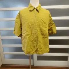 GUマスタード色 半袖シャツ ボタン付きSサイズ