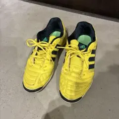 adidas イエロー フットサルシューズ