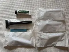 使い捨てカミソリ5個、シェービングクリーム