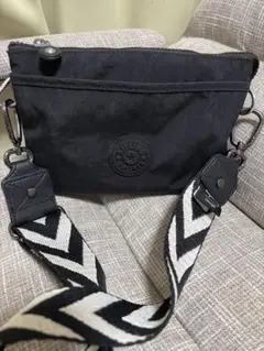 キプリング黒 ショルダーバッグ ジグザグストラップ