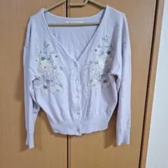 【MAJESTIC LEGON】花刺繍入り ボタン付きカーディガンのサムネイル