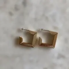 ゴールド 四角形 フープピアス 中型