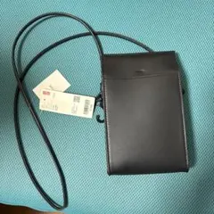ユニクロ レザータッチミニツールショルダーバッグ サコッシュ