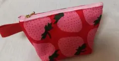 ★値下げ【ハンドメイド】ふわふわファスナーポーチ/おおきないちご