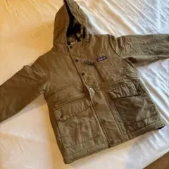 カーキ色フード付きジャケット