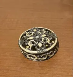 アンティークの小物入れ