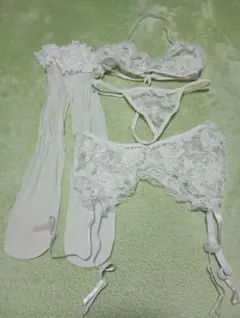 未使用美品❅ストレッチ素材ホワイトフラワーモチーフランジェリー4 点セット