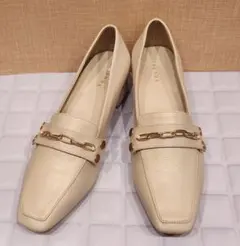 『RANDA』クリーム色 チェーン装飾 低ヒールパンプス