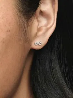 新品未使用！Sparkling Infinity Stud Earringsのサムネイル