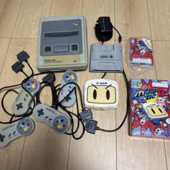 スーパーファミコン本体と4個のコントローラー、マルチタップ、スーパーゲームボーイ