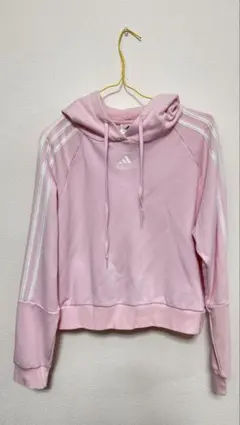 adidas ピンク クロップドパーカー