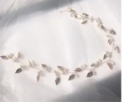パールと金属の葉のヘッドドレス