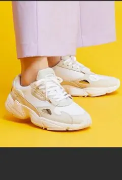 adidasアディダス　ファルコンスニーカー