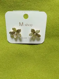 未使用【花デザイン ピアス白】