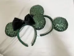 ディズニー緑色スパンコールカチューシャ（黒リボン付き）
