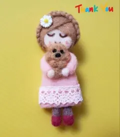 【サーモンピンクのワンピース】トイプードルを抱いた女の子★羊毛フェルト★ブローチ