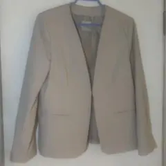 グレー ベージュ ノーカラージャケット