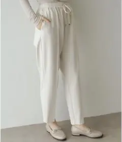 テーパードパンツ