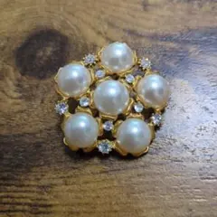 パールとクリスタルの花形ブローチ