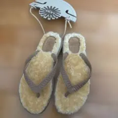 【未使用】UGG W FLUFFIE トングファーサンダル ナチュラルのサムネイル