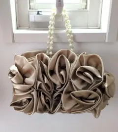 フリルデザイン ベージュサテンパーティーバッグ