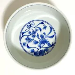 昭和レトロ 和食器 中鉢 皿 深皿 青い花柄の装飾が特徴の円形陶器ボウル