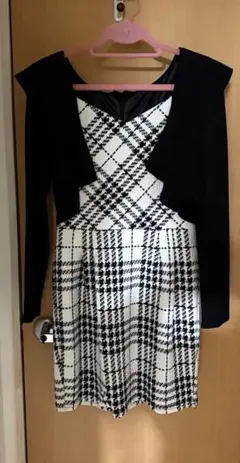 C ピンクミックス、フリル付き黒白チェックワンピース