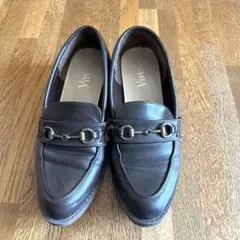Vivian ポインテッドトゥビット付きローファー LL